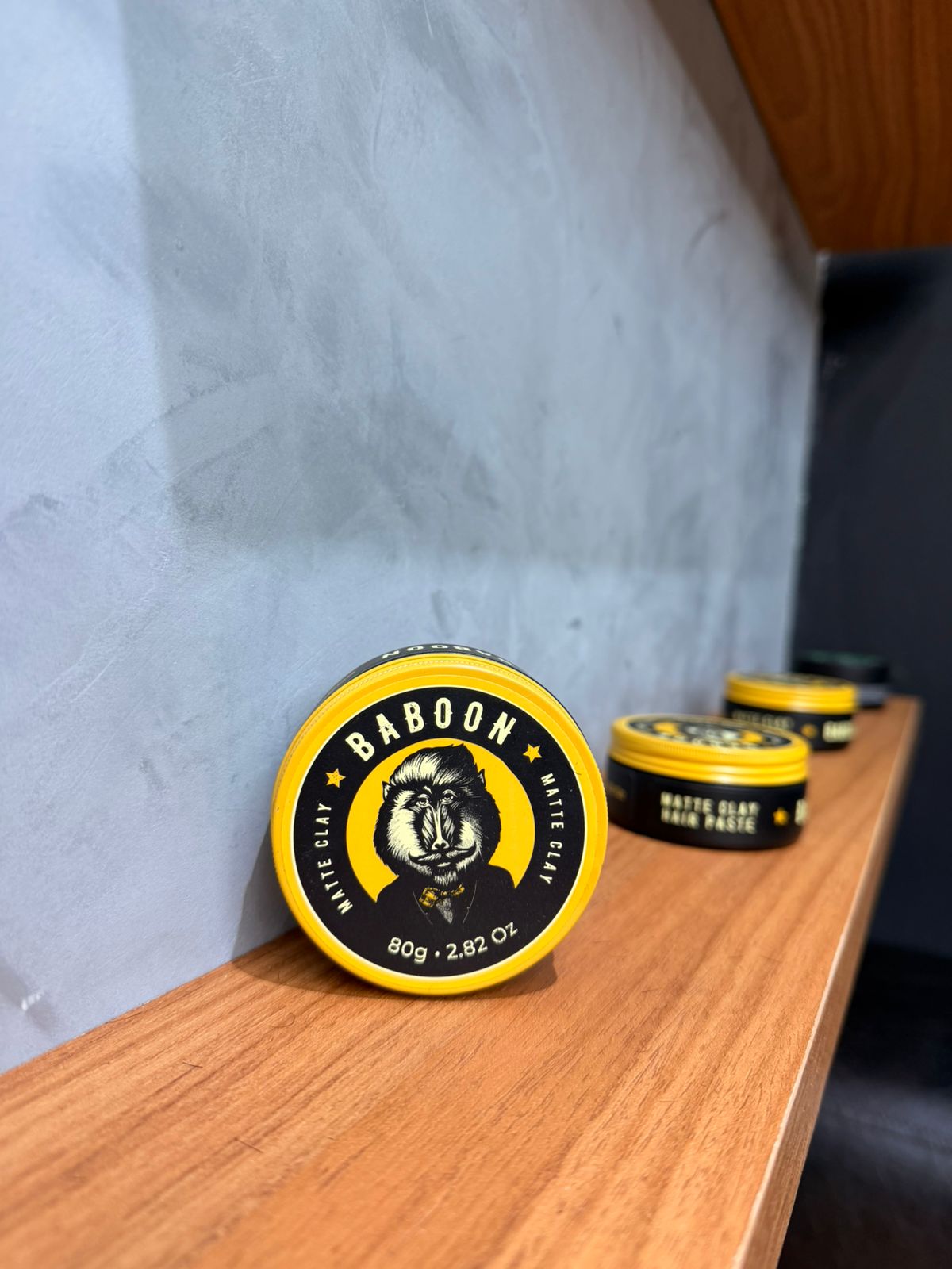 Produtos Baboon na prateleira de madeira